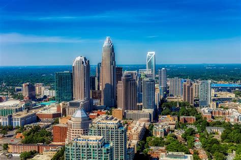 Charlotte, North Carolina (2019) Charlotte tornou-se um importante centro financeiro dos Estados Unidos com o segundo ativo bancário depois da cidade de Nova Iorque [14]. A segunda maior instituição financeira do país em ativos totais, o Bank of America, chama a cidade de lar. 